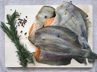 Арахис со вкусом барбекю: Камбала камчатская вяленая с икрой