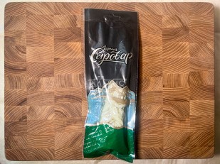 Сыр 60 гр ГОРНЫЙ СЫРОВАР (Бочонок копчёный с аджикой): Сыр 100 гр ГОРНЫЙ СЫРОВАР (Косичка с укропом и чесноком)